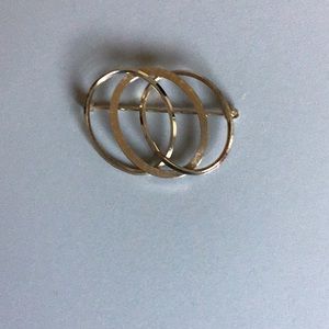 Vintage Brooch Gold tone 3 interlocking circles.
